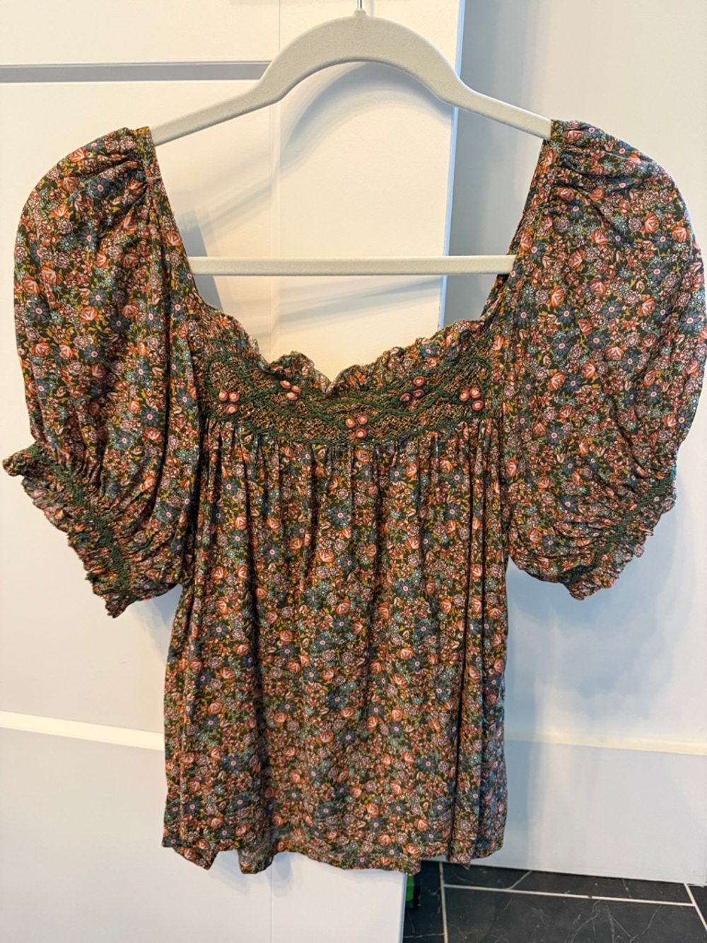 Doen Floral Puff Sleeve Smocked Top in Green and Pink